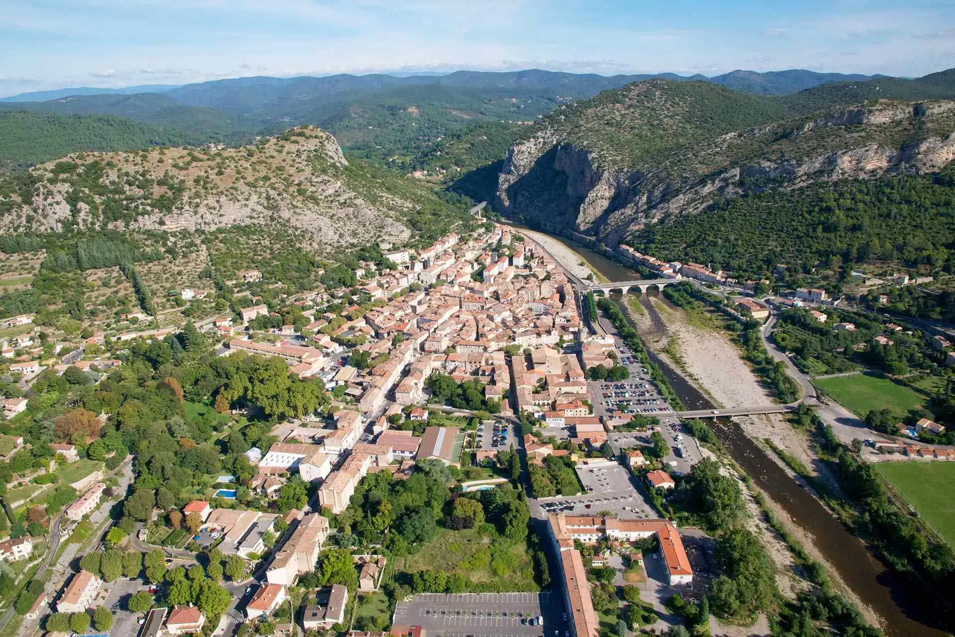 Vue panoramique par drone de la ville d'Anduze, considérée comme la Porte des Cévenne